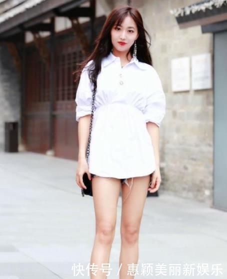 凸显■街拍:白色一字肩上衣配牛仔短裙,凸显大长腿,美女时尚又靓丽