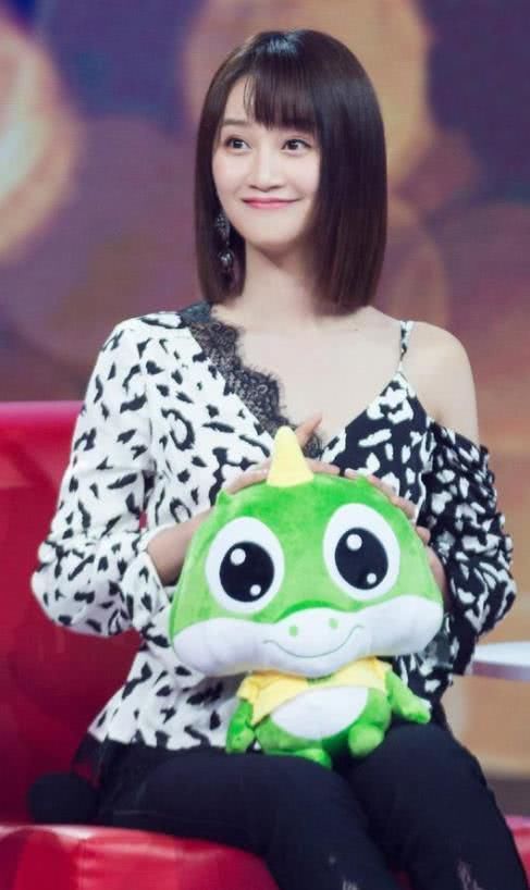 蓝盈莹■蓝盈莹真会穿！“拼接上衣”一边是女上司一边是性感女神潮到爆！