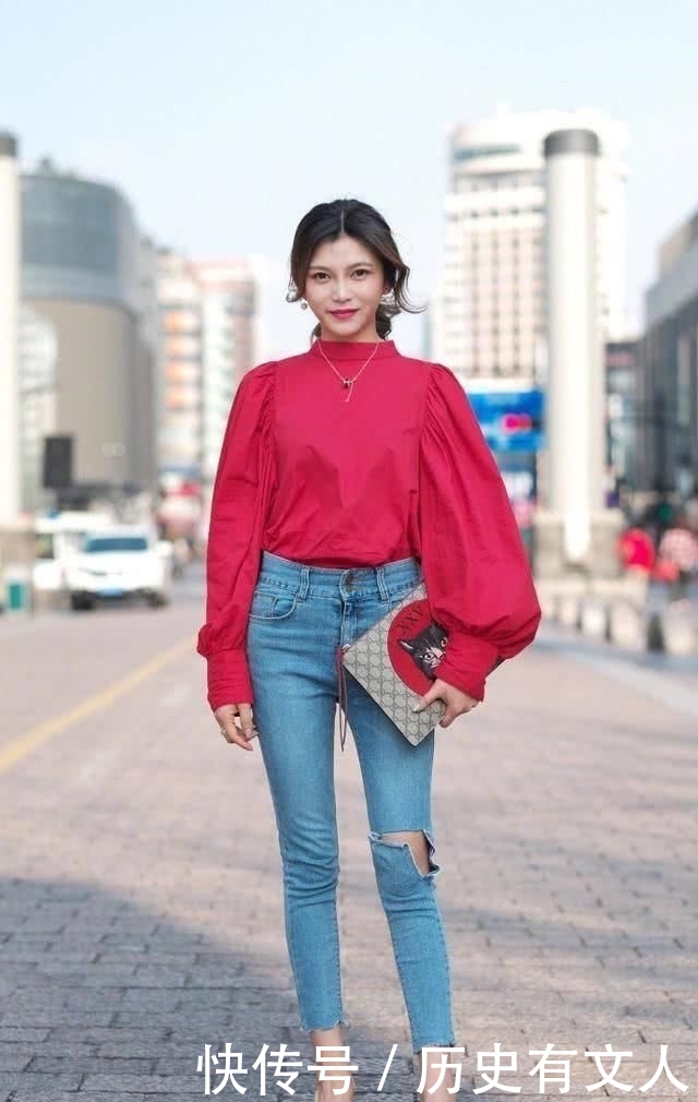 「柔美」毛绒上衣搭配休闲牛仔裤,十分清新脱俗,柔美设计更显大气