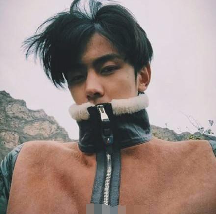 纪凌尘首露面认不出，三字回应出轨，解释渣男神句让网友笑喷了