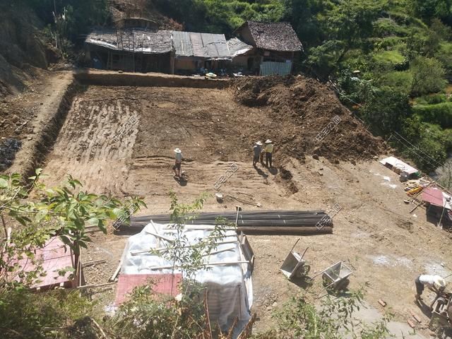  房盖■重庆刘先生回乡建洋楼，光挖机费就花了2万多，这房盖的有