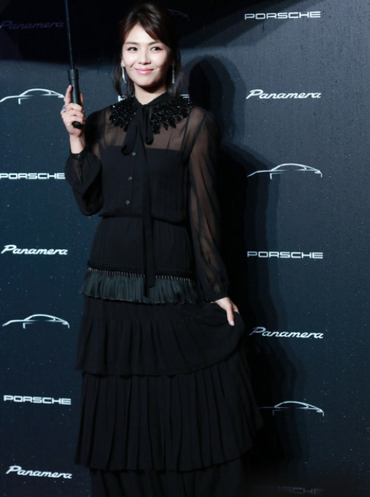 刘涛真会玩！参加活动撑一把黑伞就算了，还把“针带”别身上