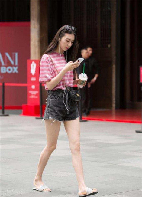  气质：街拍：美女白色阔腿裤套装，长发披肩展现温婉气质，绰约多姿