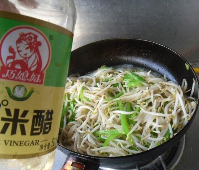 『烹制』青椒炒豆芽,豆芽可以单独烹制,加绿色的青椒,主要是搭配色泽