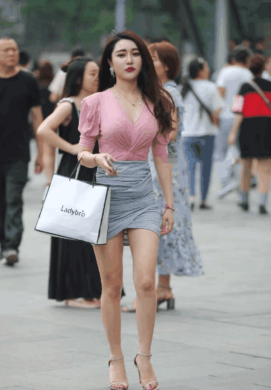 街拍: 贴身的粉色打底包臀裙, 走在街头都格外的自信