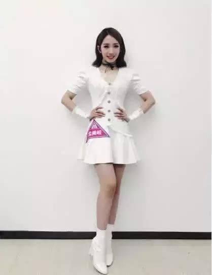 孟美岐现身舞台，一个“水蛇腰”太吸睛了，网友：里面就属她最美