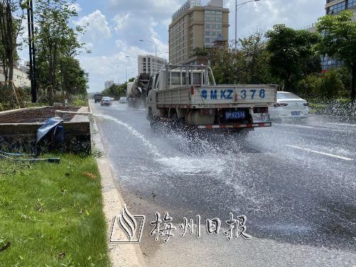 梅城客：路过此地常成“落汤鸡”！梅城客都大道往火车站方向路面大量积水影响通行