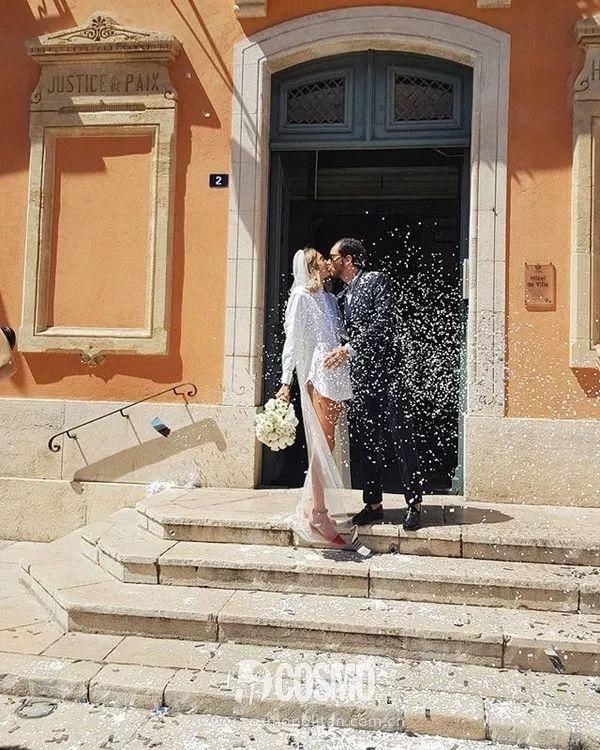 这位法国造型师穿衬衫结婚了，让我想起了赫本的头巾