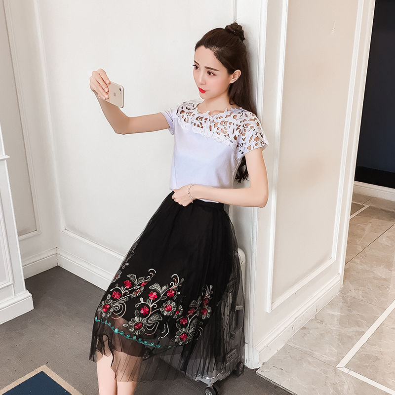 7月这刚上新就火爆的:刺绣裙,真是耀眼显瘦,连背影都美得迷人