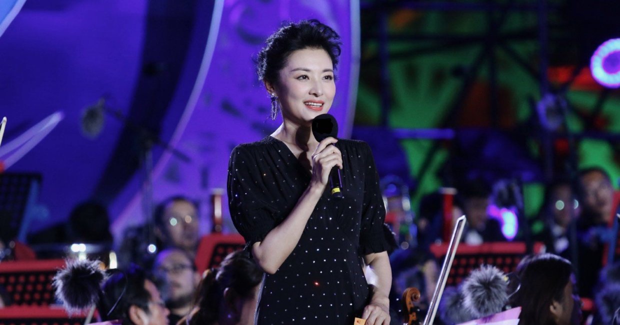  『以很好地』51岁周涛超有成熟女性魅力,黑色波点连衣裙穿搭,气质全开