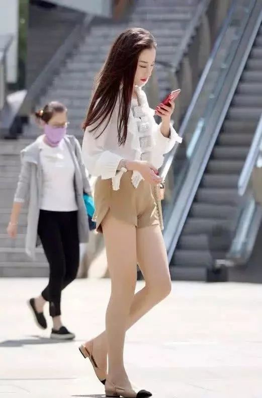 街拍:小姐姐气质优雅，大长腿十分吸睛