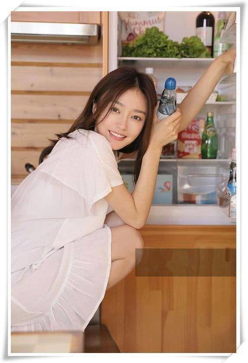 看了秦岚的睡裙，再看看杨颖，才知道清新与妩媚的差距有多大！