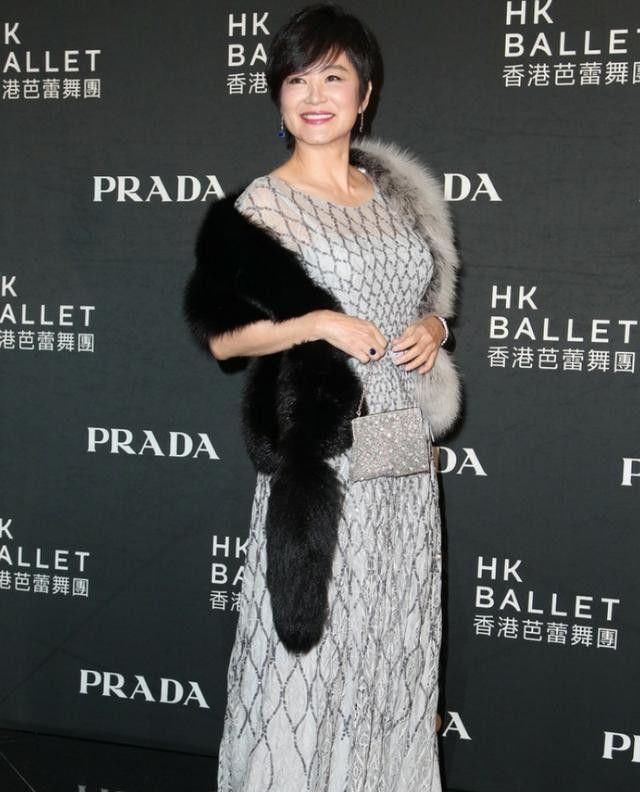  「漂亮」林青霞老了一样优雅，穿格纹裙高贵大方，笑出皱纹也漂亮！