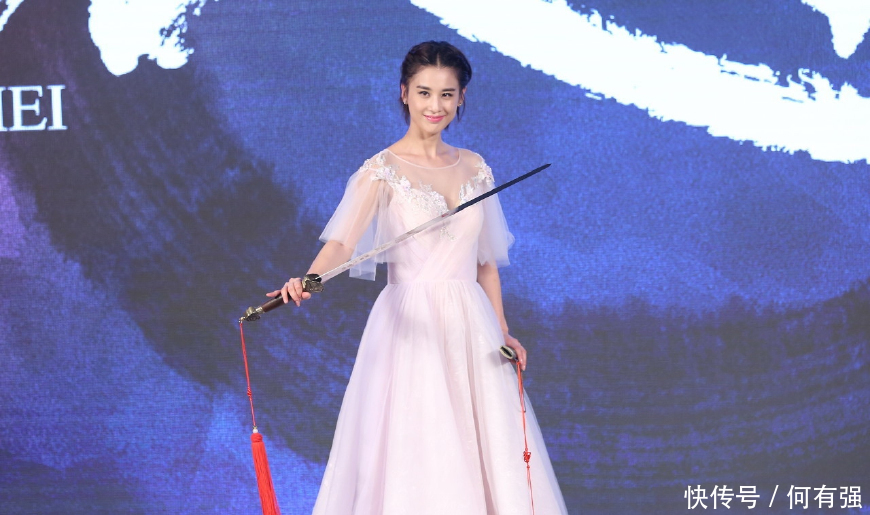 35岁黄圣依厉害了！蓝色牛仔裙上缝裤子，网友：时尚圈的人真难懂