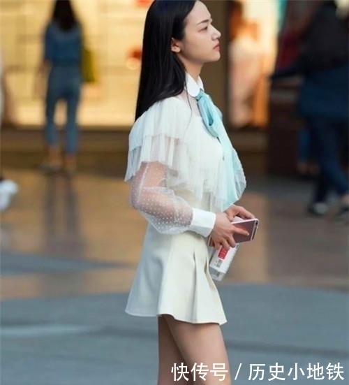 气质|街拍:柔美娇俏的小姐姐,大长腿十分亮眼,非常有女人味