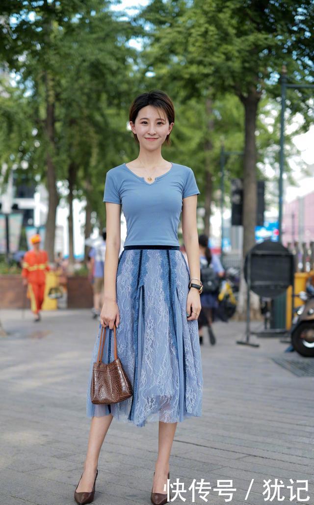  #美女#路人街拍，美女简单的背心搭配运动裤，看起来街头范十足！