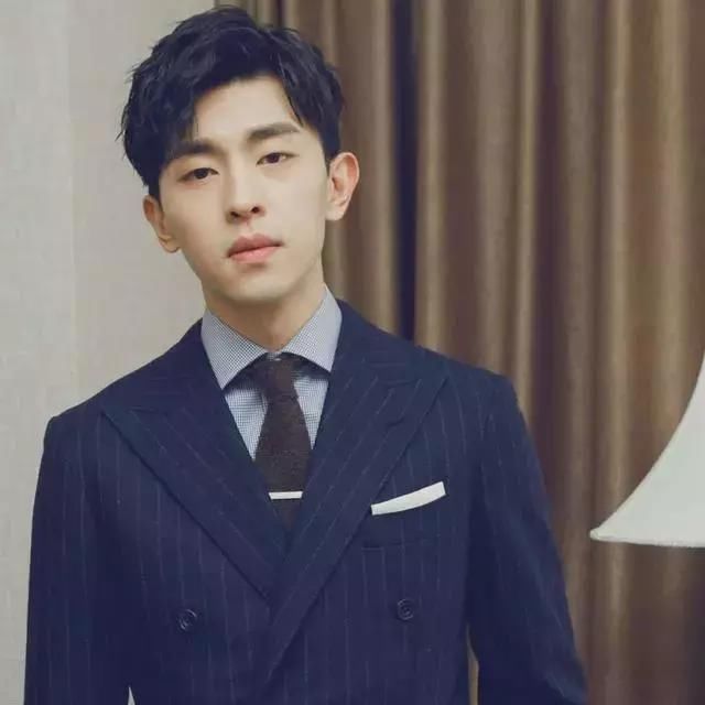 现在的邓伦斯文帅气，然而以前的他竟然是这种“非主流”形象？