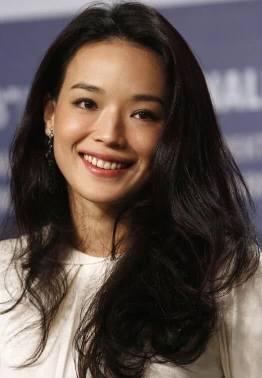  「脖间还佩戴了一」44岁的她依旧风情万种，时尚服饰穿搭高档珠宝首饰，让她无比惊艳