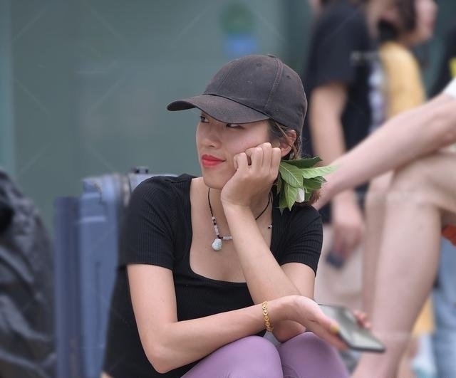 #穿搭#时尚街拍 - 运动裤的小姐姐显得很苗条,健身的好处不言而喻