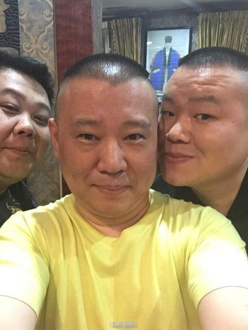 郭德纲和他的徒弟岳云鹏，师父对徒弟的宠爱！最后一图太搞笑了！