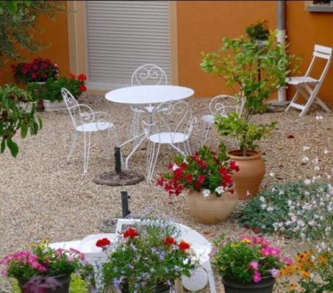 庭院不需太奢华，或一盆花，或一个老物件就能让庭院惬意起来