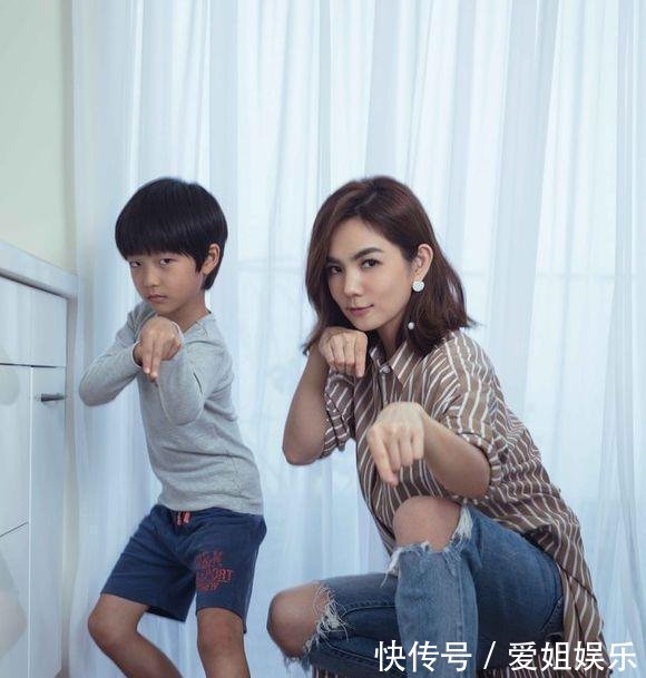 陈嘉桦脚踩恨天高, 搭配浅色短裙很淑女, 网友: 这才叫女人!