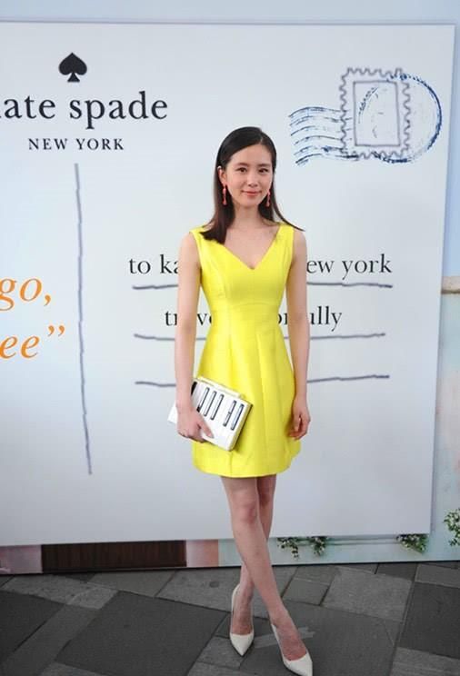 跟明星学搭配：夏日里永恒的经典色樱草金