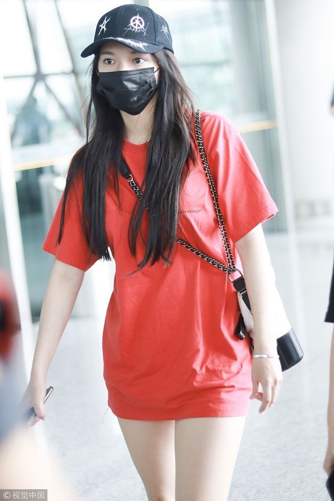 今日份美少女！程潇玩下装消失秀白皙美腿 踩镶钻超厚增高鞋不嫌