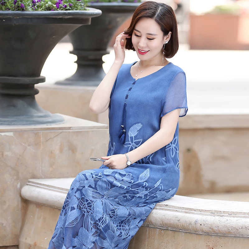 我知道我50岁，女儿送的高雅裙，随便穿就很迷人，重点是显瘦美