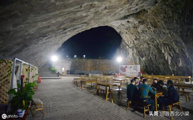 湖南郴州一餐厅吸引了不少顾客慕名前来，只因它座落在一个溶洞里