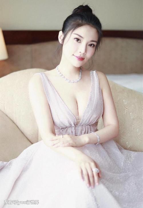 28岁徐冬冬白T红裤现身机场胸围傲人，这身材真的是绝了！