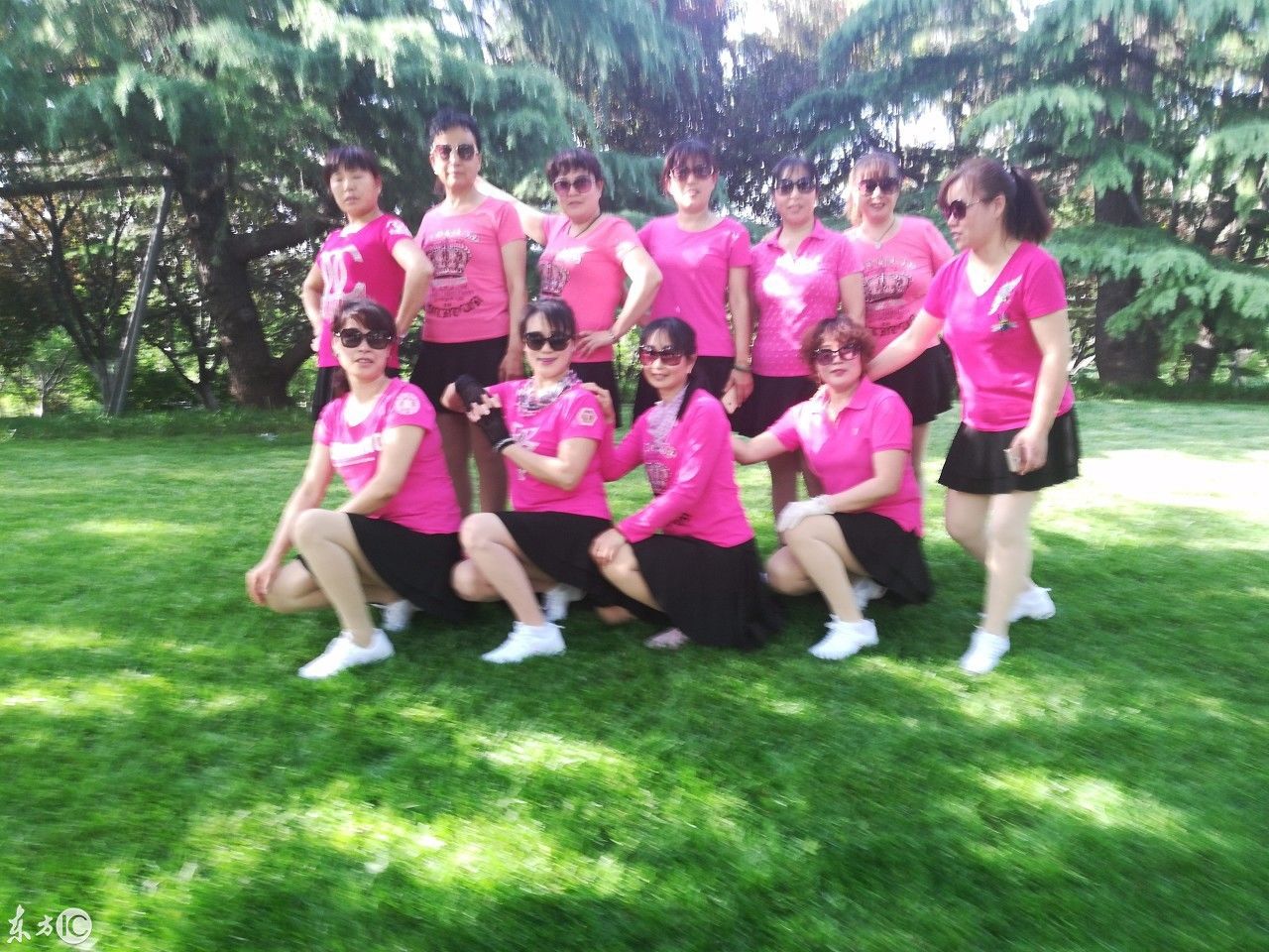 身穿粉红色T恤衫和黑色短裙的大妈们拍出了少女般的既视感!