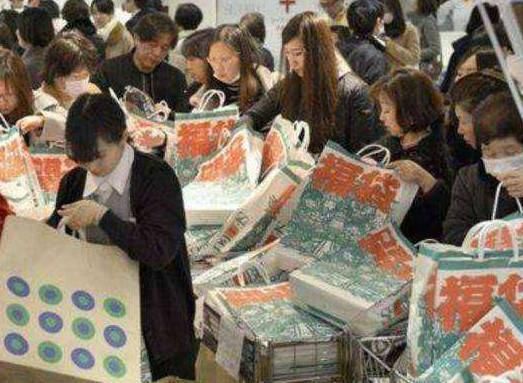 这东西在我国出口卖5毛,被包装后卖到5万,中国游客疯狂抢购