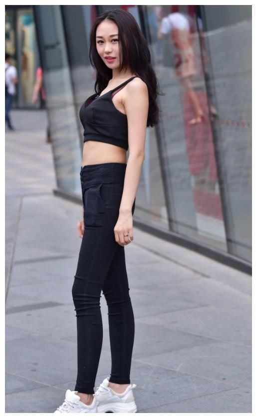 街拍：图一穿“小背心”，展现高挑身材，真是时髦又魅力！