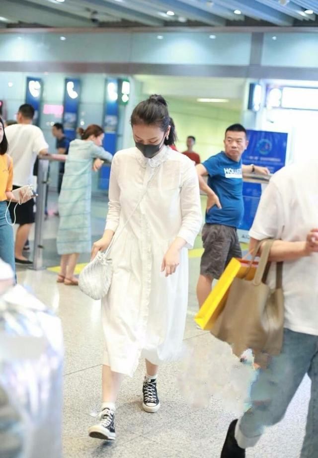 马思纯穿衣就是任性，臃肿的造型从不掩饰，P图啥的根本不屑！