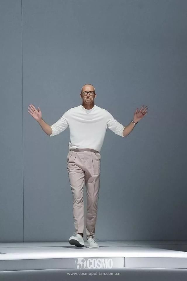 T型台｜艾玛罗伯茨这一身真好看，不过这是去看秀还是去上班？