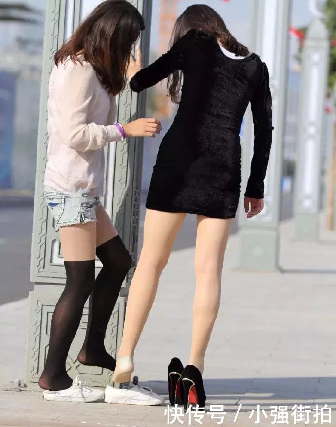 黑丝袜包臀裙，两位俏丽小姐姐当众换鞋脱丝袜比身材，一位性感妖