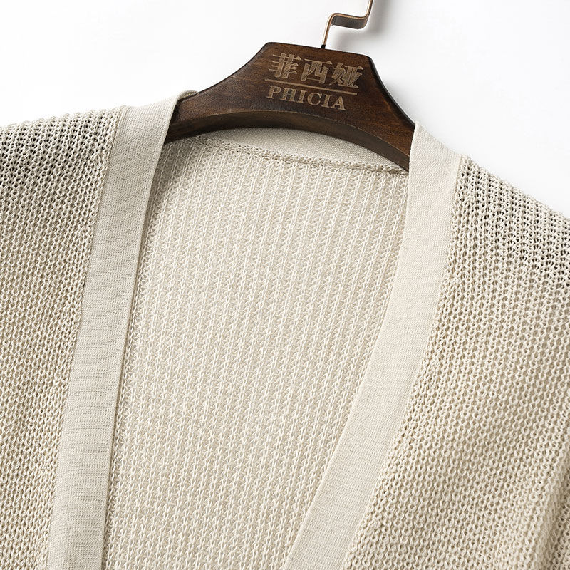 别再穿风衣外套了，今秋流行的是这几款披肩外套，美的我都不想脱