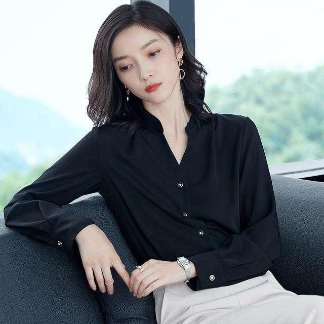 女人别总穿连衣裙, 俗土! 瞧下图女人穿俏秋衫, 一举一动都很美