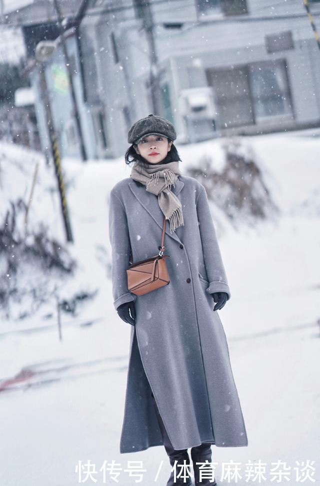  『气质』三木白雪中穿红大衣好惊艳，会穿搭的女人太有气质，优雅本人！