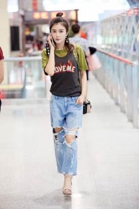 秦岚为了凹造型，短袖外面套背心，网友:素颜出镜心真大