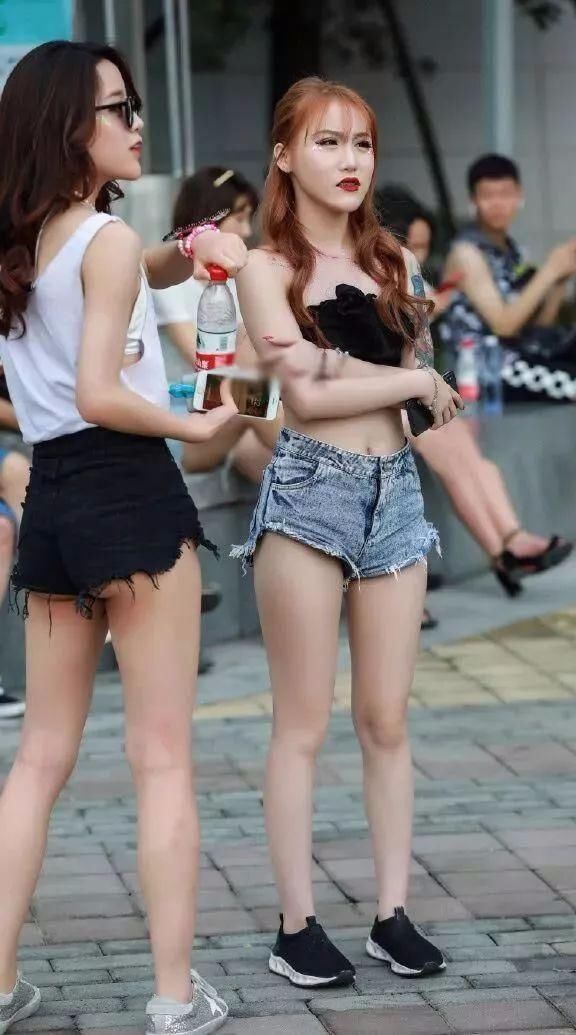 街拍:抹胸加热舞，谁也挡不住!