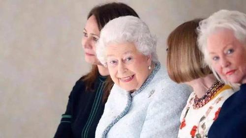 镜头下的英女王,皮肤焕白瑕疵少,凯特的优雅脸明显失色!