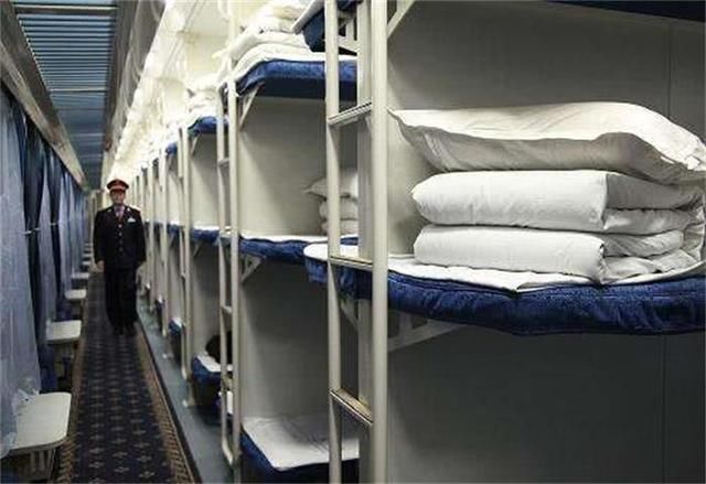 中日火车卧铺大比拼，中国的火车卧铺比日本的差了一个档次！
