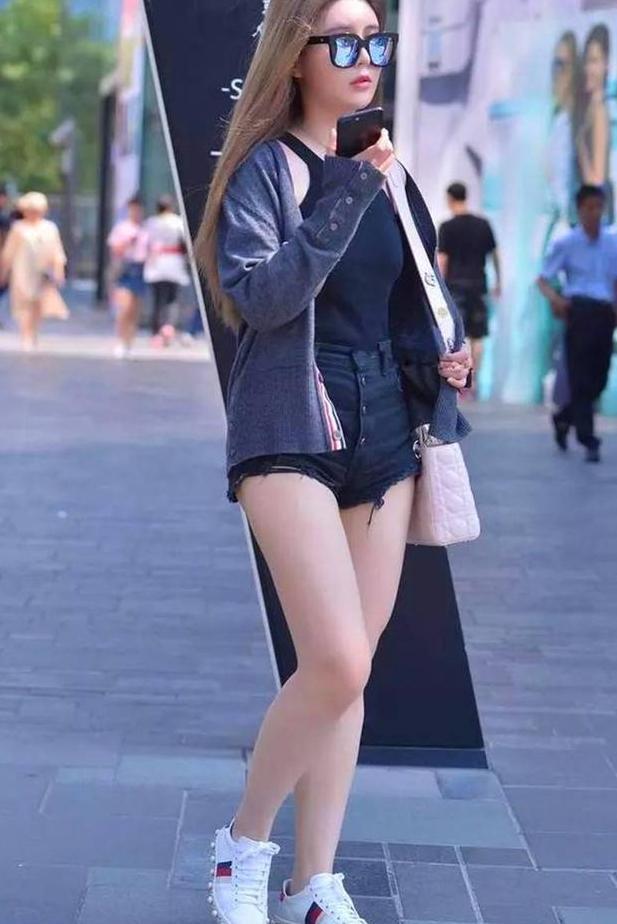 街拍: 图1时尚美女，清爽短发亮了，图2美女穿波点裙优雅迷人