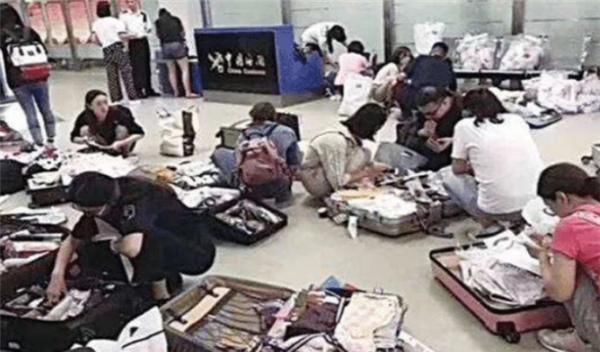 刚从韩国飞回来的中国游客,才下飞机就排队交罚款,这是为什么?