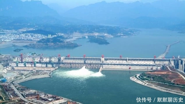 我国又建一超级大坝，比三峡还高110米，而5万吨钢材靠人工抗