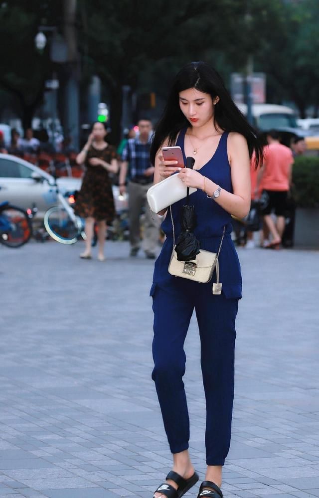 北京街拍：这里的女孩魅力又时尚，看到她们后，目光不愿再移开