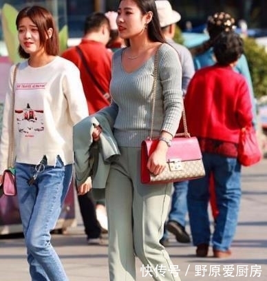 【 迷人】一件白色的连衣裙,青春靓丽迷人,街拍:亭亭玉立的小姐姐