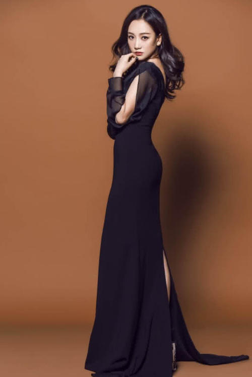 杨蓉的素颜照遭曝光！双眼皮很有亮点，看上去像是被割过的